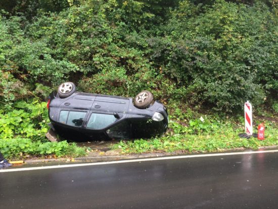 FOTO: Huda nesreča na regionalni cesti, avto prevrnilo na streho
