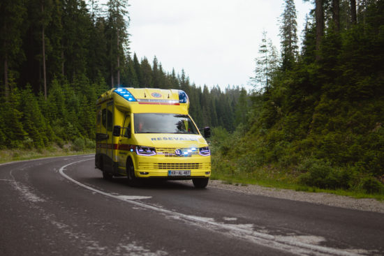 Trčil v parkirano vozilo in umrl