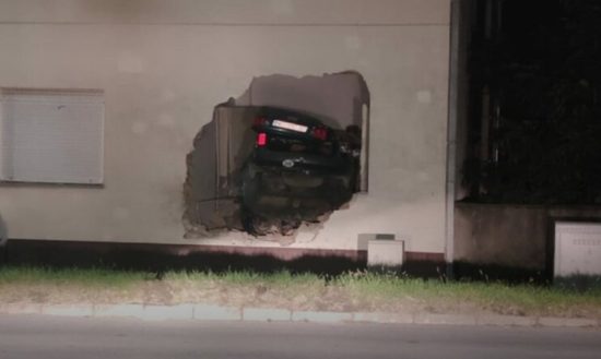 FOTO: Z avtom v hišo in prebil zid! Voznik mrtev na kraju