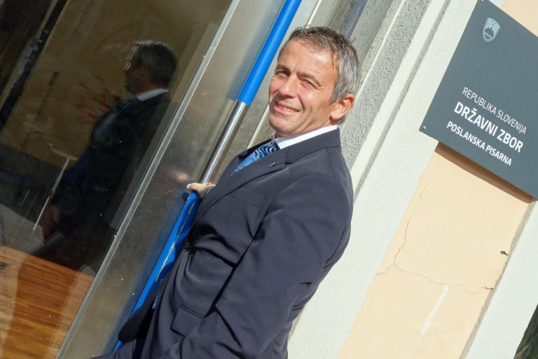 #Koronavirus: Okuženi poslanec SD Židan v družbi mladih nogometašev: Pri NZS potrdili 5 okuženih