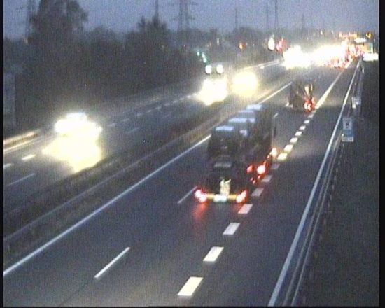 Nesreča proti Ljubljani in poziv Darsa: “vozniki morajo med kolonama pustiti pas za intervencijska vozila!”