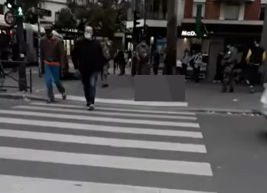 Profesorju je odrezal glavo v bližini šole, pri tem je vzklikal: Alah akbar