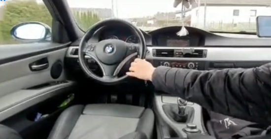 Groza, kaj je počel mladenič na cesti, dobil več kot 700 všečkov, PU Maribor opozarja