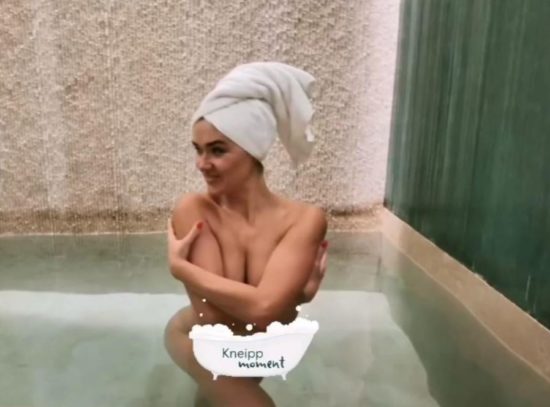 FOTO: Vua, ste videli, kaj počne gola Alenka Košir?