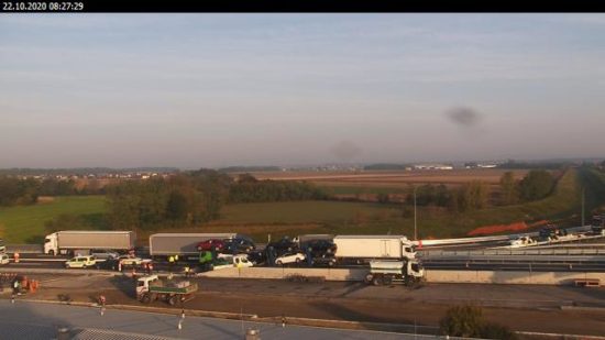 FOTO: Nesreča blokirala avtocesto, voznike prosijo, naj zapustijo avtocesto