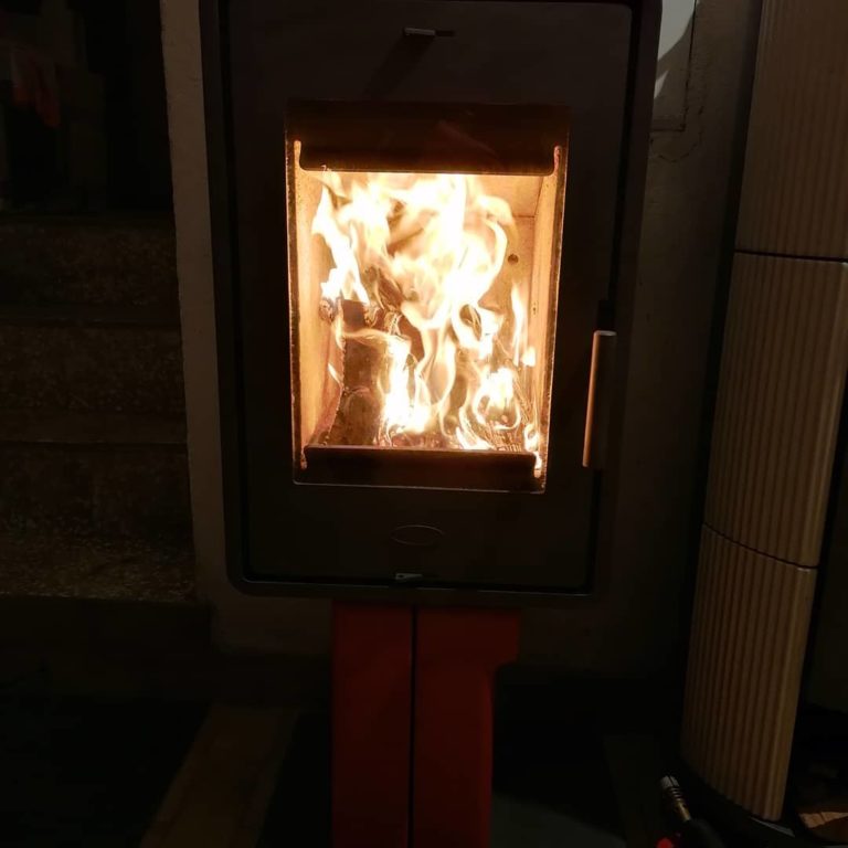 Grozljiv večer ob kaminu: uhajal plin, reševali nosečnico s povišanim srčnim pulzom in glavobolom