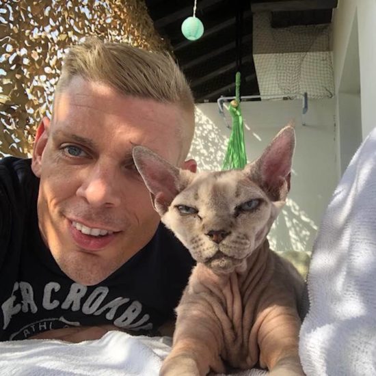 Karma? Pozitiven ljubitelj parfumov in črnega humorja, ki se je norčeval iz kristjanov