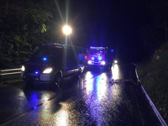 Na Partizanski avto obvisel čez škarpo