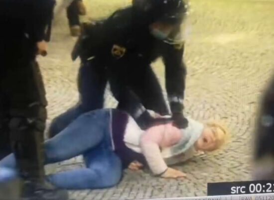 Policija razkrila, zakaj ‘obračun’ s protestnico! To je hotela narediti policistu