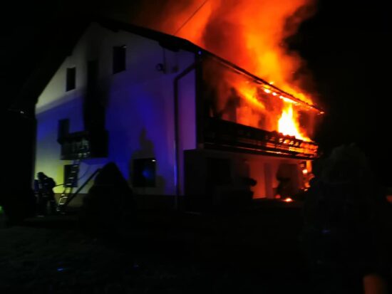 FOTO: Po pol sedmi uri zvečer zazvonil alarm, ogenj je požiral stanovanjsko hišo