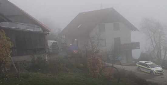 Policija razkriva šokantne podrobnosti trojnega umora: Klavdija naznanila bratovo nasilno vedenje, streljal je tudi na policijo