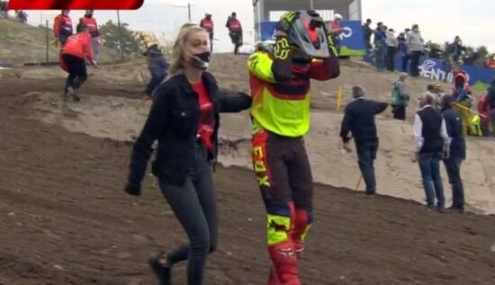 VIDEO: Tim Gajser udeležen v bizarni nesreči, v njegov motor se je …