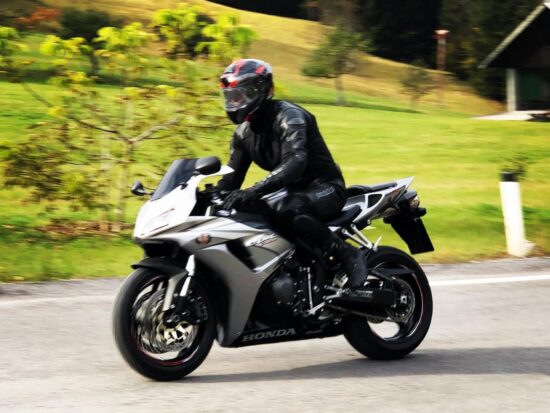 »Rok počivaj v miru«: prijatelji se poslavljajo od pokojnega motorista (28)