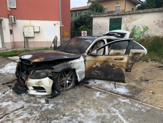 FOTO: Pregrešno drag jekleni konjiček gorel sredi parkirišča v Luciji