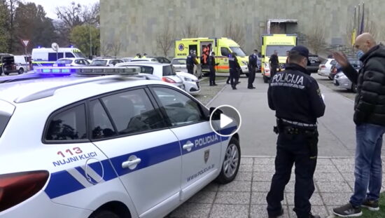 VIDEO: V Velenju odjeknili streli, tuji državljan z nožem nad policistko
