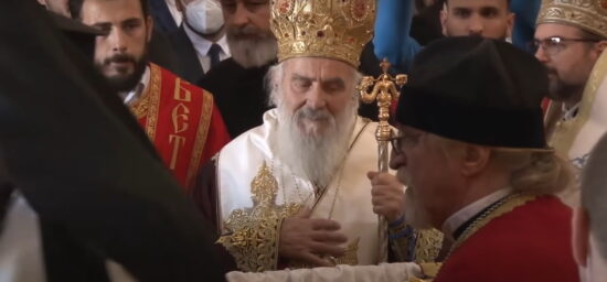 Umrl patriarh Irinej, pred tem se je udeležil pogreba, na katerem so se dotikali mrtveca