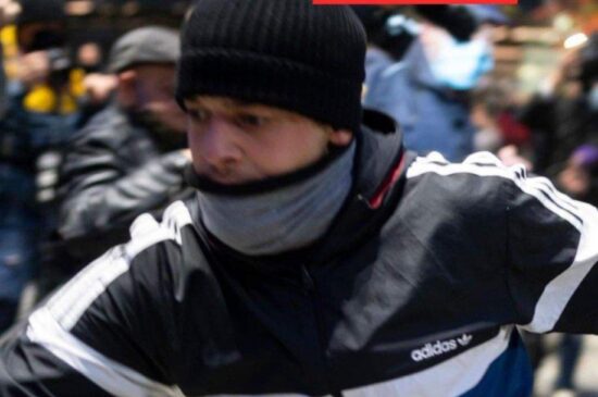 FOTO: Poznate tega fanta, ki je včeraj napadel policista?