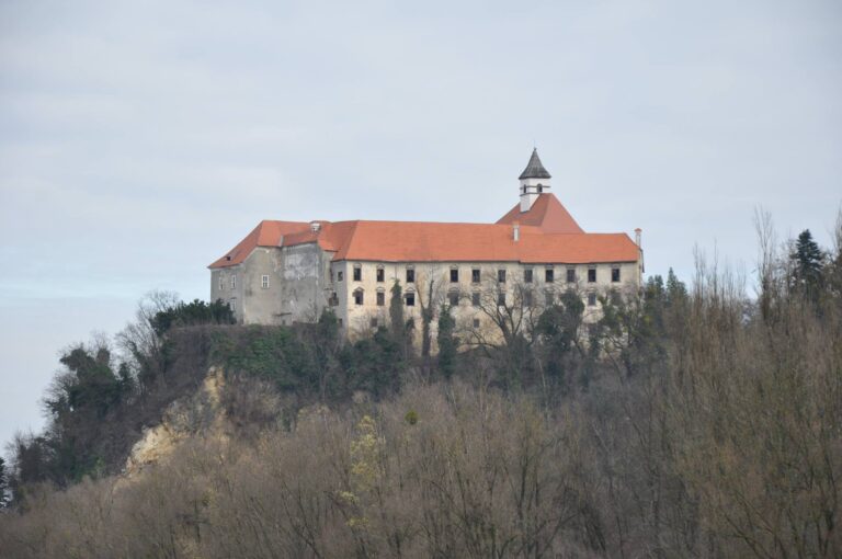 Tragedija treh delavcev, ki so prenavljali grad: Znano, kaj so razstavljali, ko se je zgodilo