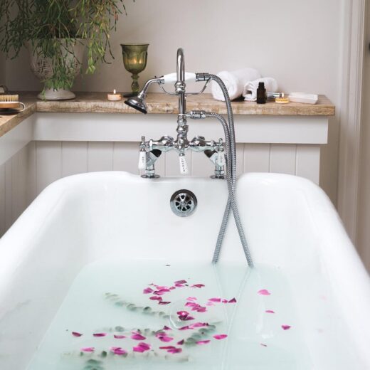 Dramatičo dopoldne s svečo ob banji, požar ukrotili gasilci, žensko odpeljali