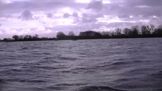 Mati sina (4) vrgla v reko, reševalci so jokali, ko so izvlekli truplo