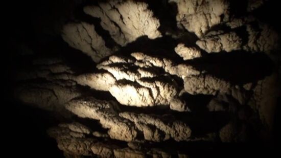 Odprlo se je brezno, zraven pa stanovanjska hiša