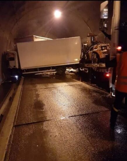 FOTO: Grozljivka v trojanskem predoru! TRI NESREČE, trčilo več tovornih vozil