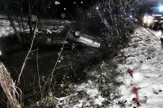 FOTO: Pijana v ledeno mrzel potok, v avtu trije otroci