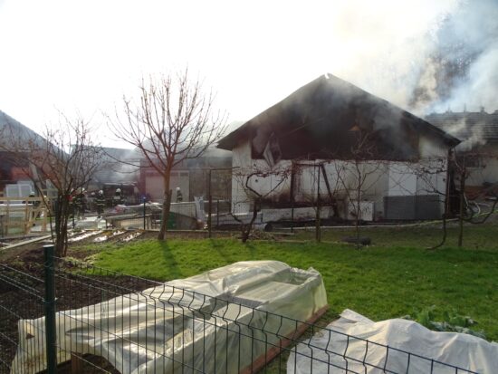 FOTO: Požar pogasili, najdeni osebi ni bilo več pomoči