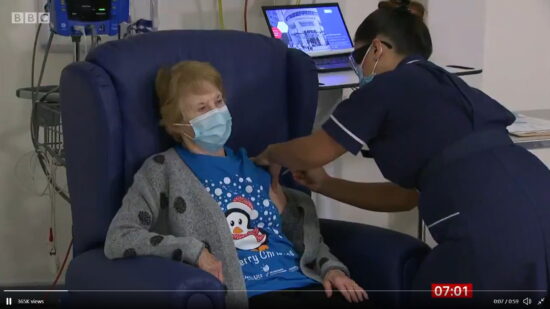 To je ženska (90), ki je prva prejela cepivo proti koroni: To je velika čast in najboljše darilo za zgodnji rojstni dan