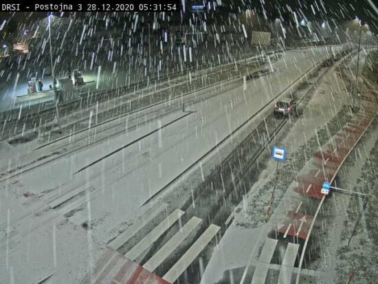 Arso za danes: Do večera bo lahko zapadlo od 40 do 60 cm snega