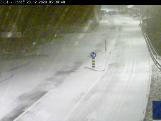 FOTO: To so jutranji posnetki s slovenskih cest, Dars opozarja: Na pot se odpravite samo z ustrezno zimsko opremo!