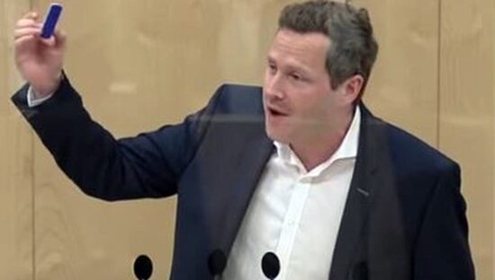 Manjka mu osnovnega znanja kemije! Poslanec kokakolo testiral na korono, zato je mogoče, da se je izkazala za pozitivno