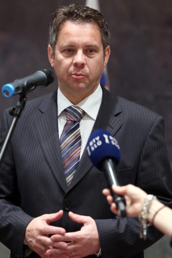 Invazija Tomaža Vesela: Kaj se je zgodilo z novinarjema, ki o njegovih nedovoljno postrani zasluženih 205 tisoč evrih na leto nista poročala