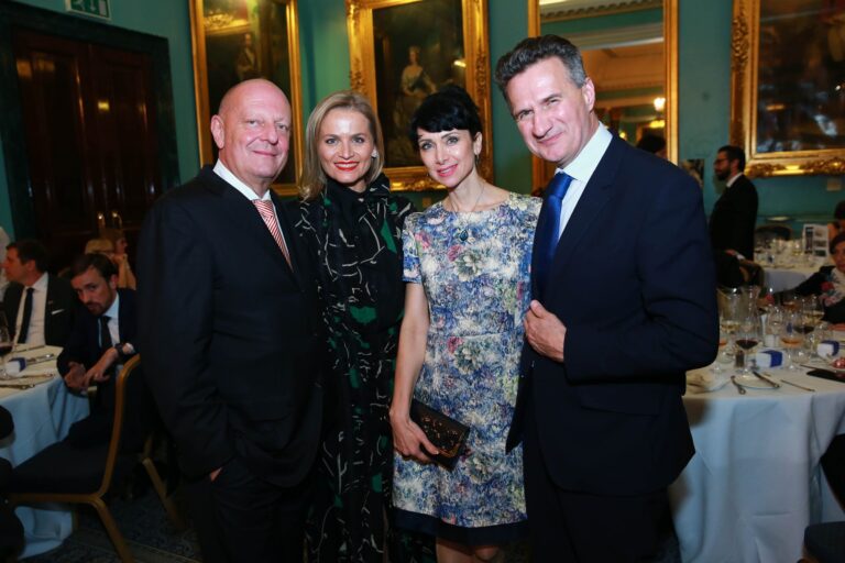 Neverjetno kadrovanje koalicije Fajonove, Šarca, Bratuškove in Meseca: razvpiti tip potrebuje službo ministra za finance, lejte, kako je zadolžen