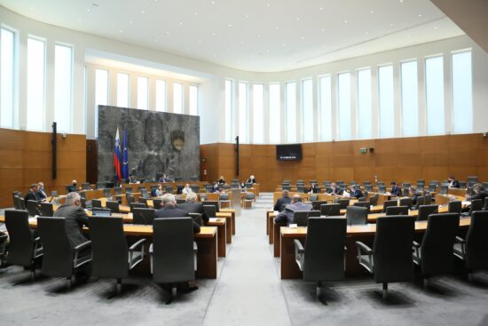 Škandaloznih 102 tisoč evrov prihodkov v državni agenciji in kako v političnih strankah tolerirajo skrivaško odtekanje državnega denarja