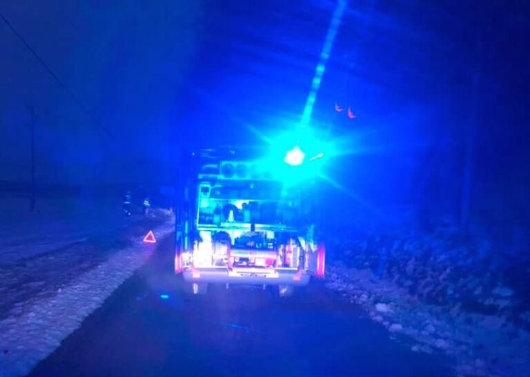 Ponoči obtičal, na pomoč gasilci