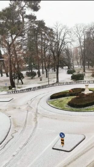 VIDEO: Tako je popoldne pobelilo Istro, najprej je močno grmelo, potem še vodna tromba