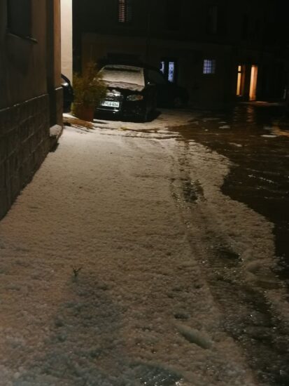 FOTO: Divje vremensko dogajanje na obali: Pobelilo, šlo naj bi za supercelično nevihto