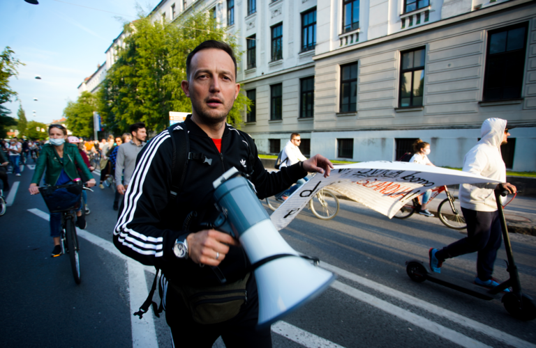 FOTO: Zlatko poskrbel za nov incident, poglejte kaj je počel v državnem zboru