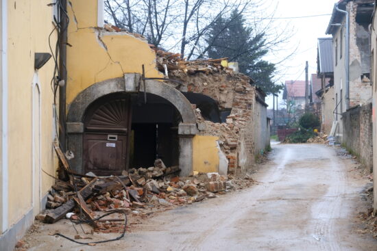 Moški si je z bombo sodil v Petrinji