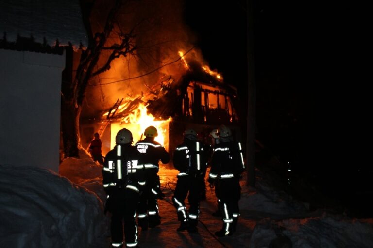 Izbruhnilo ob 20.57, hiša pogorela do tal