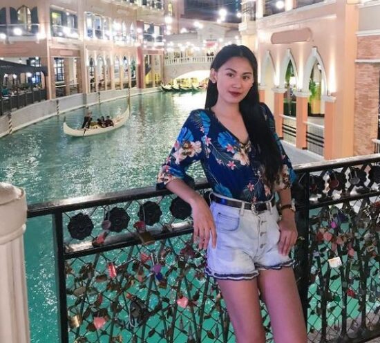 Stevardeso po proslavljanju novega leta grupno posilili, 11 je obtoženih