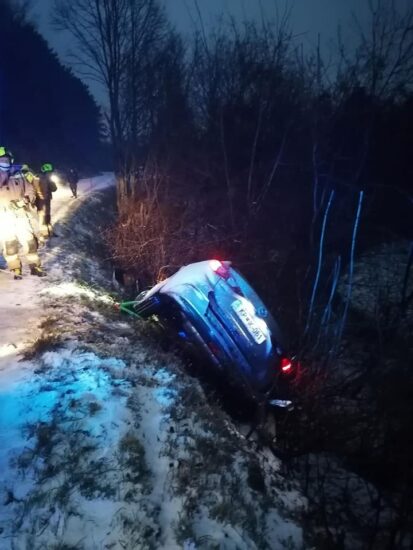 FOTO: Cesta zaprta za ves promet: Vozilo viselo, v njem pa ljudje