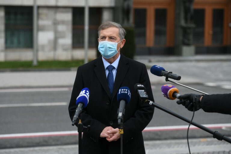 Ekskluzivno! Objavljamo osnutek nezupnice vladi, branje Erjavčevih referenc je hud štos