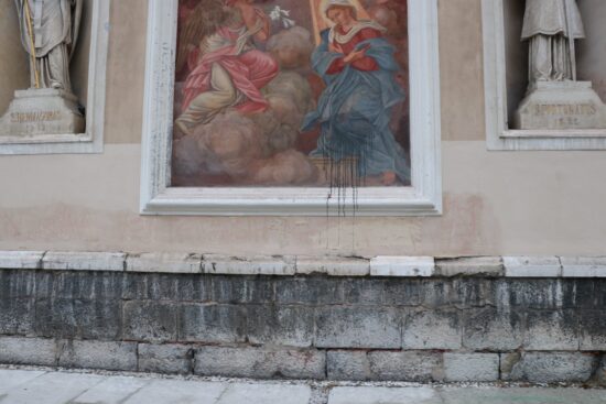 V fresko na ljubljanski stolnici vrgel balon z barvo, škode za več tisočakov