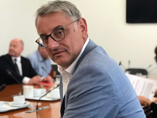 FOTO: Zasačen! Na vrtu okuženega poslanca se je dogajalo!