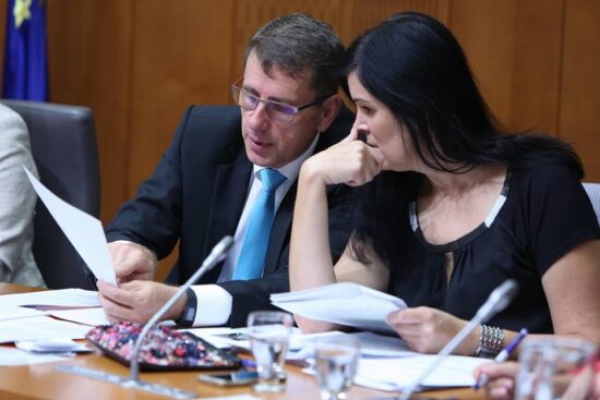 Zavezništva Janje Sluga ali kako z Möderndorferjem rovari za Počivalškovim hrbtom in ruši, kar naredijo ministri SMC