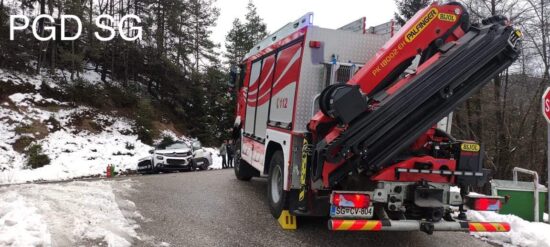 V nesreči dveh osebnih in tovornega jo je skupila ena oseba