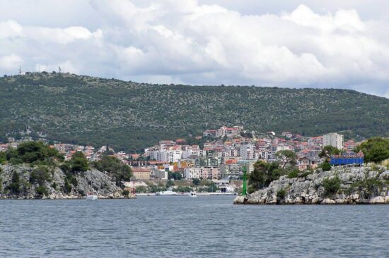 Pokol na Hrvaškem: Mrtve vsaj 4 osebe, obsedno stanje, morilec na begu