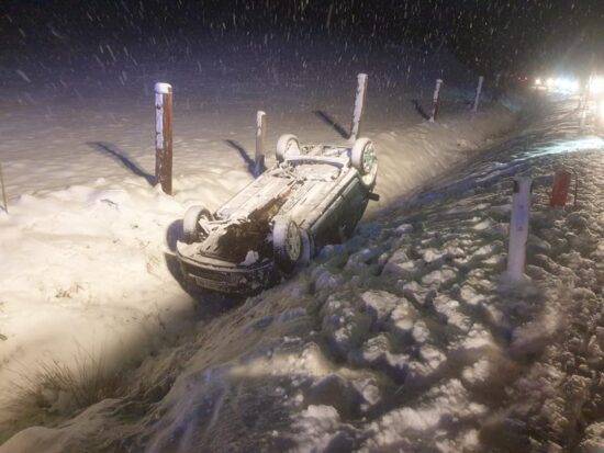 FOTO: Sneženje, spolzke ceste, voznico odneslo na steho